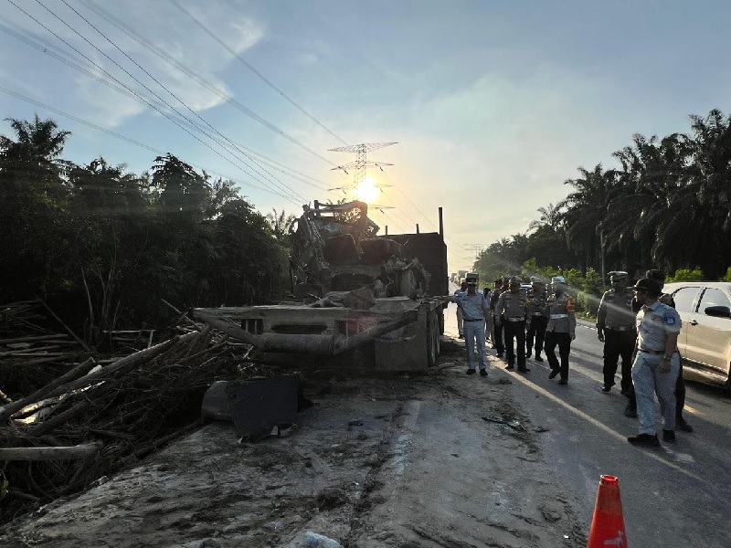Dirlantas Polda Riau Kombes Pol Taufiq Lukman saat meninjau lokasi kecelakaan di Pelalawan, Senin (21/7/2025) petang.