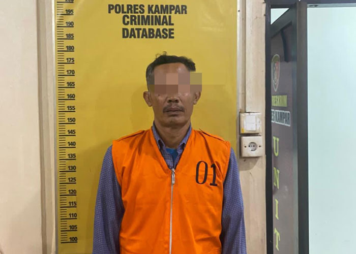 Mantan Kades Kusau Makmur, Kecamatan Tapung Hulu, berinisial MA (52)  yang ditangkap polisi terkait dugaan tindak pidana korupsi APBDes Tahun Anggaran 2021
