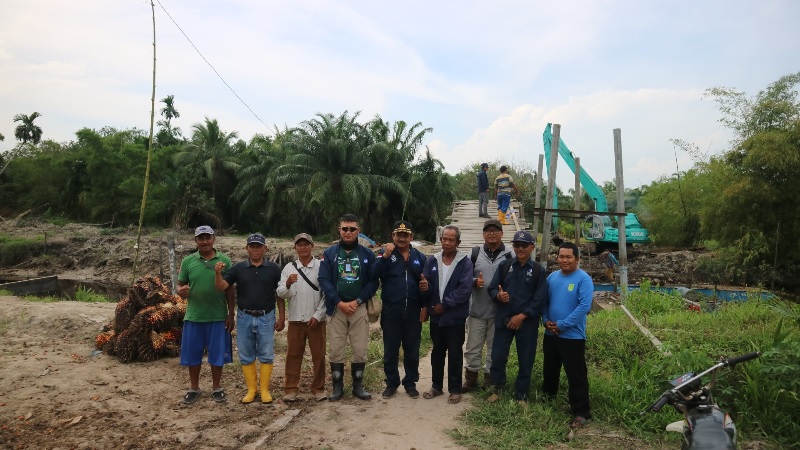 Direksi PT RSUP bersama aparatur Desa foto bersama setelah mulai membangun Jembatan di Desa Danai, Kecamatan Pulau Burung, Kabupaten Inhil, Selasa (22/7/2025).