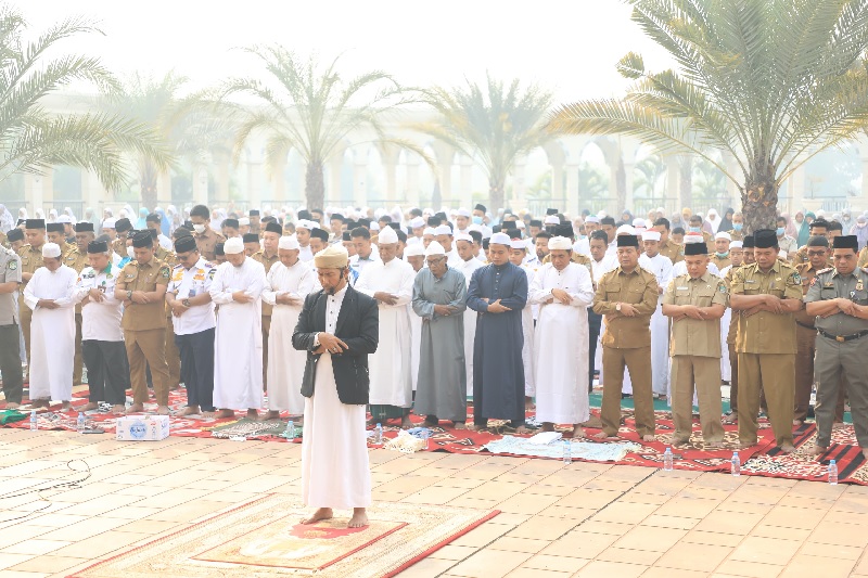 Di tengah kabut asap Wabup Rohul H Syafaruddin Poti bersama pegawai dan tokoh masyarakat melaksanakan Salat Istisqa di pelataran MAIC Pasirpengaraian, Selasa (22/7/2025) pagi.