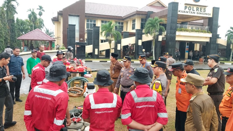 Tim Fire Emergency Response Team (FERT) PT RAPP hadir dalam apel pasukan penanggulangan karhutla di Lapangan Mapolres Kuansing, Selasa (22/7/2025).