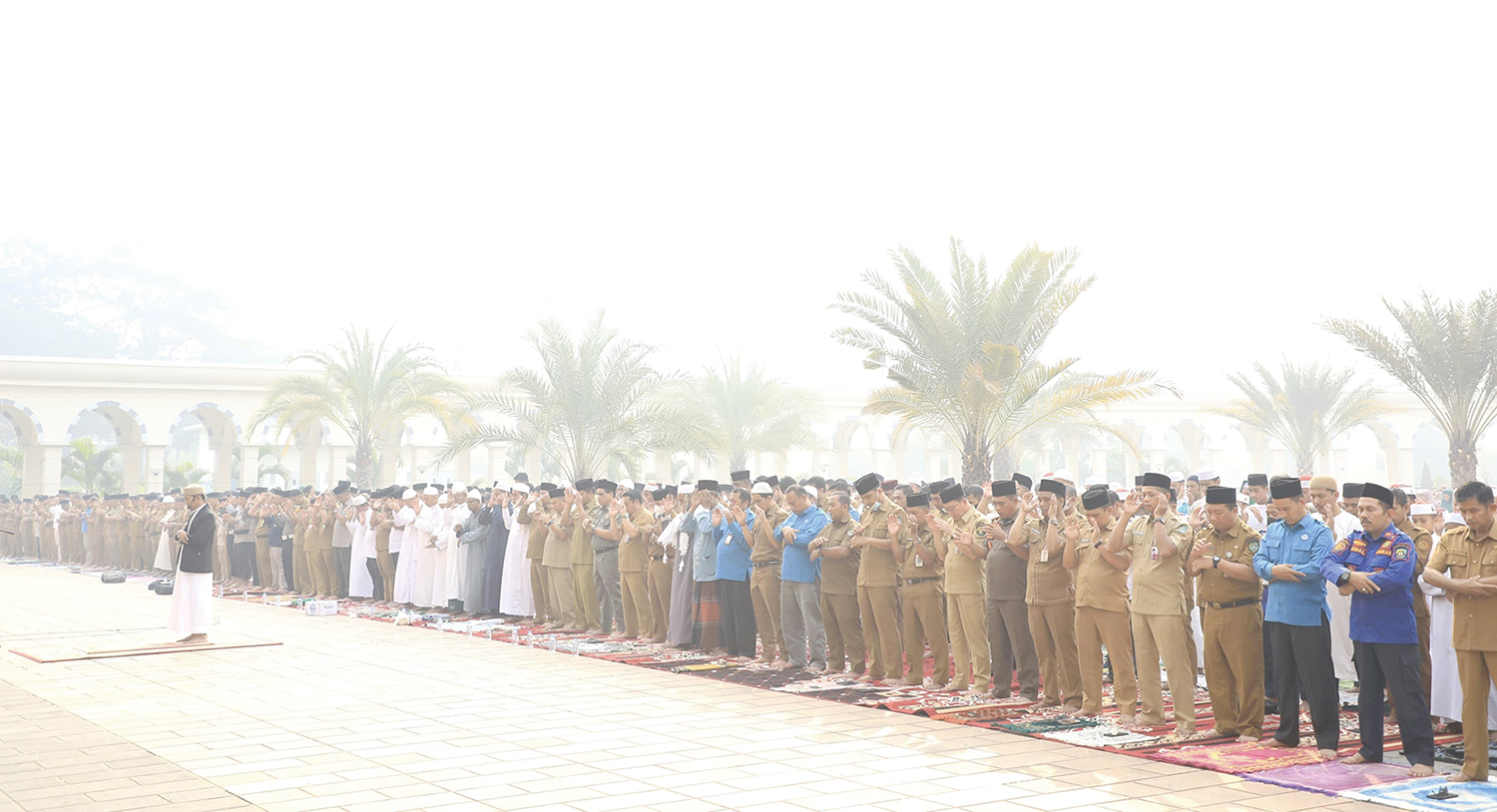 Wakil Bupati Rokan Hulu Syafaruddin Poti bersama ratusan pegawai, tokoh masyarakat, dan ulama melaksanakan Salat Istisqa serta doa bersama meminta turun hujan di Pelataran Masjid Agung Islamic Center Pasirpengaraian, Selasa (22/7/2025).