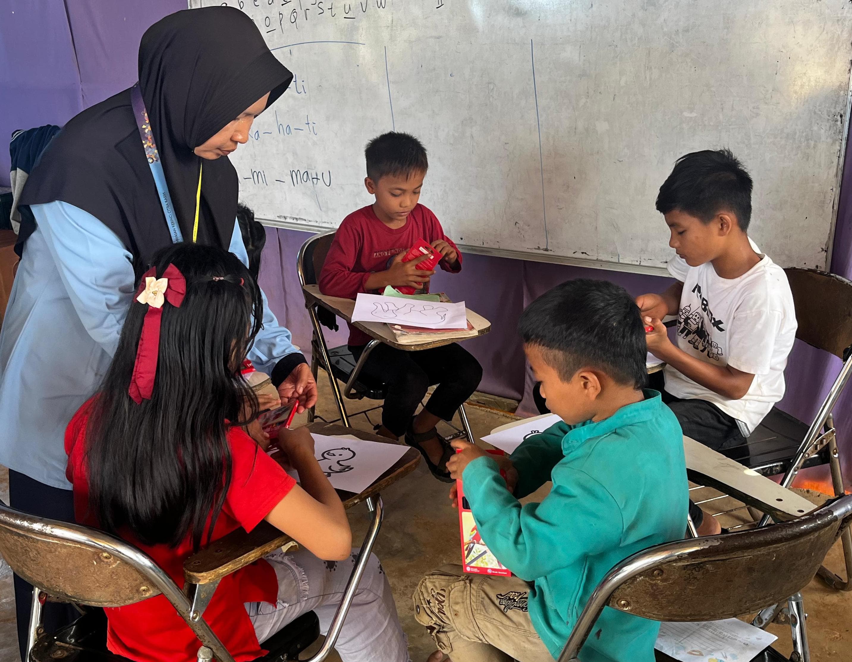 Irfan Giawang dan rekan-rekannya asyik mewarnai di ruang kelas Sekolah Non Formal Estate Mandau. Mereka adalah putra-putri para pekerja di area operasional fiber PT Riau Andalan Pulp and Paper (RAPP).