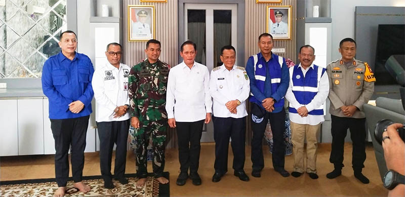 Bupati Rohil H Bistamam bersama Menteri LH Dr Hanif Faisol Nurofiq, forkopimda dan satgas usai pertemuan di Mess Pemda Rohil di Bagansiapiapi, Rabu (23/7/2025).