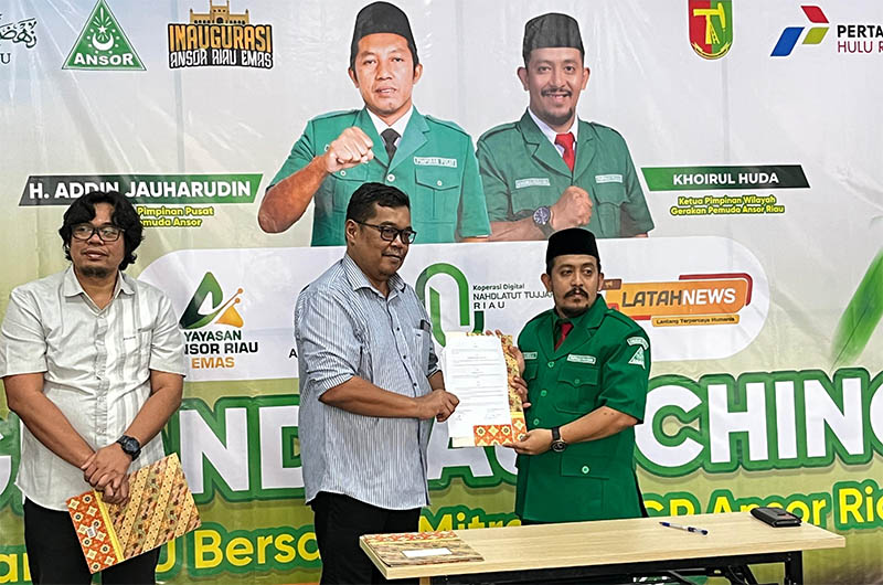 Ketua GP Ansor Riau Khoirul Huda saat melakukan penandatanganan MoU dengan mitra, Rabu (23/7/2025).