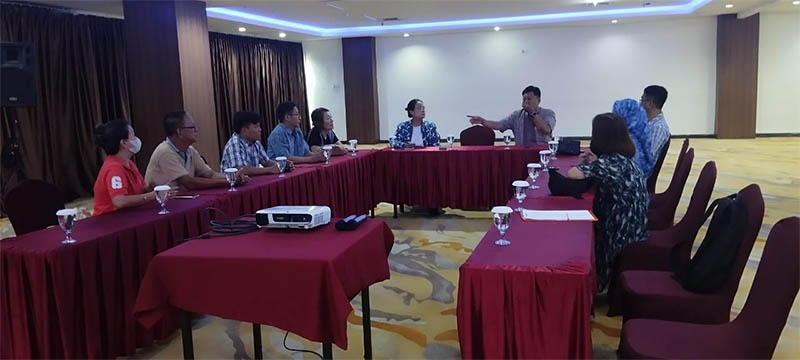 Ketua Panitia Baksos Donor Darah IKTS Pekanbaru Nata Hedy Nyo (tengah) bersama mitra tengah melakukan rapat persiapan kegiatan donor, Rabu (23/7/2025).