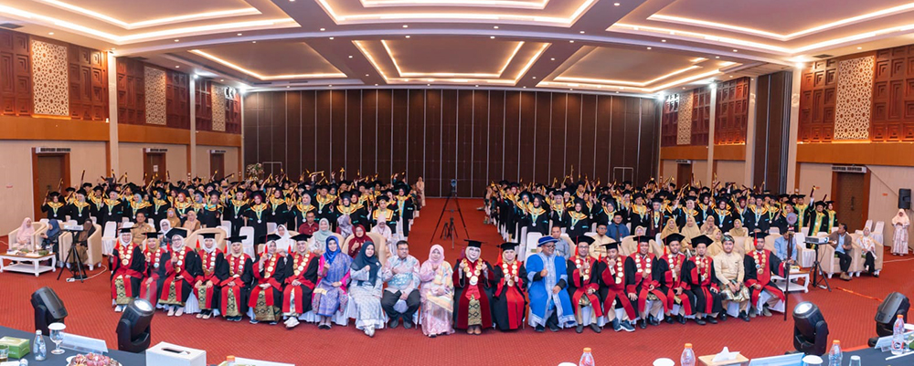Ketua Pembina Yayasan Abdurrab, Ketua Yayasan Abdurrab, Rektor Univrab foto bersama dengan para wisudawan dan tamu undangan, Selasa (22/7/2025).