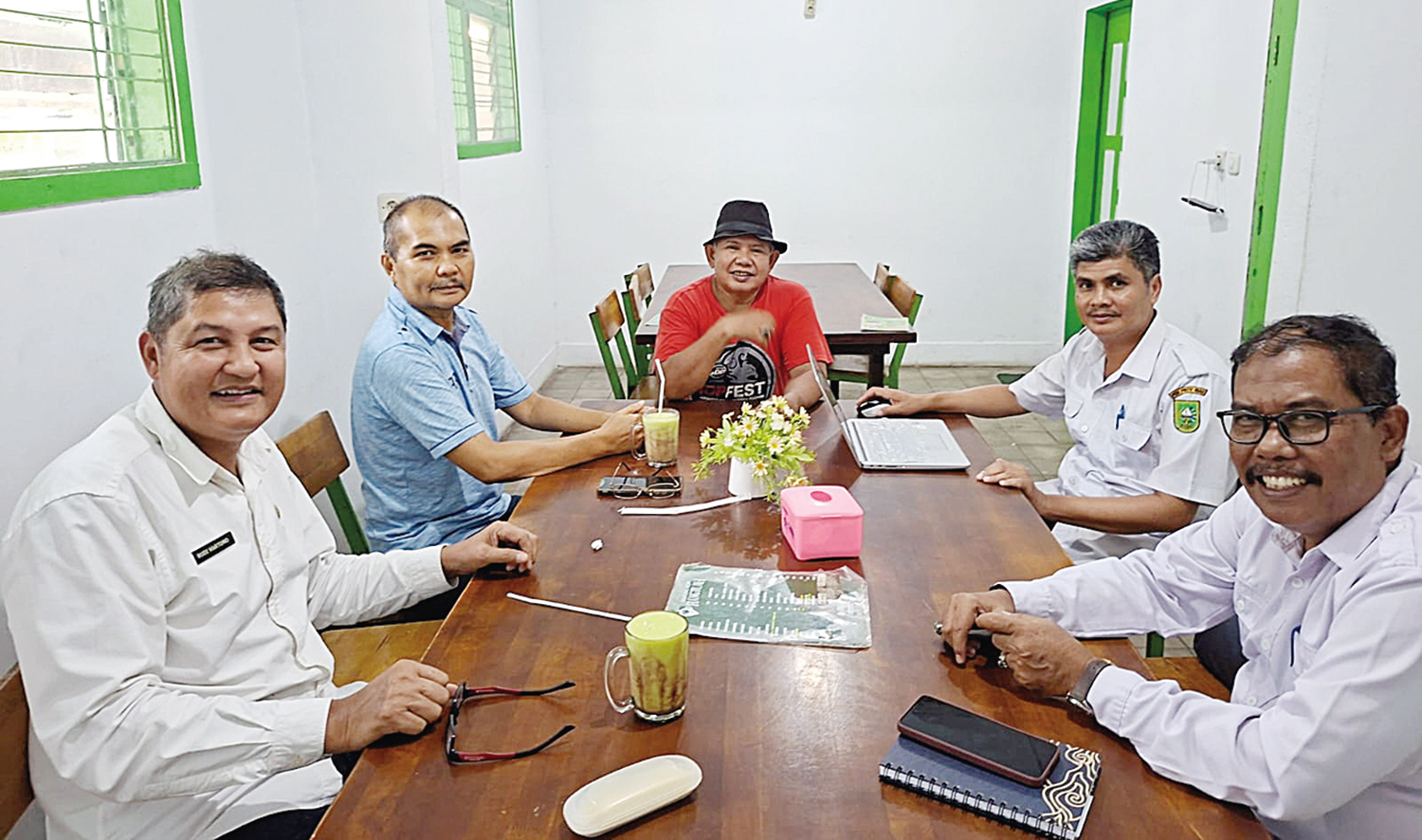 Ketua IKBB Pekanbaru Aswandi SP MSi (kiri) pada rapat penyempurnaan kepengurusan sekaligus program balik basomo pacu jalur Baserah dengan tim formatur di Warung Kopi Hang Tuah, Kota Pekanbaru, Rabu (16/7/2025).