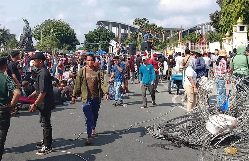 Suasana unjuk rasa massa yang tergabung dalam Aliansi Mahasiswa dan Masyarakat Pelalawan (AMMP) di Kantor Gubernur Riau , Senin (21/7/2025).