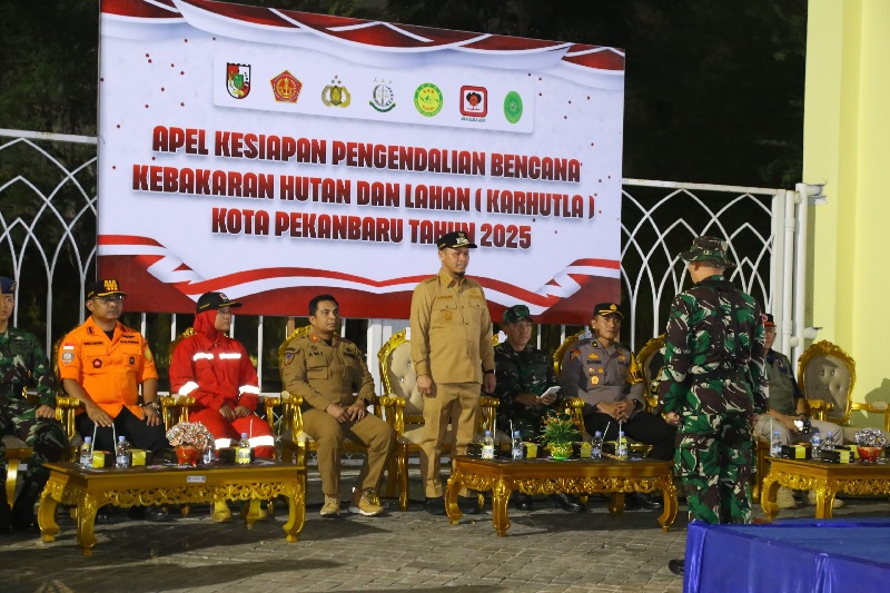 Wali Kota Pekanbaru Agung Nugroho memimpin apel kesiapansiagaan karhutla.