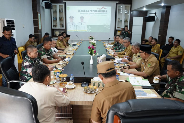 Bupati Inhil Herman di ruang rapat rumah dinas bupati menyampaikan perkembangan pembangunan Batalyon Pangan yang berada Kecamatan GAS, Selasa (22/7/2025).