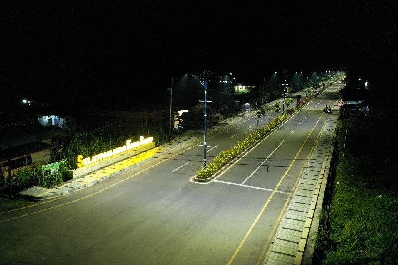 Kondisi Jalan Pramuka Selatpanjang, Kepulauan Meranti ketika lampu penerangan masih hidup sebelum gelap gulita akibat kabe lampunya digondol maling.