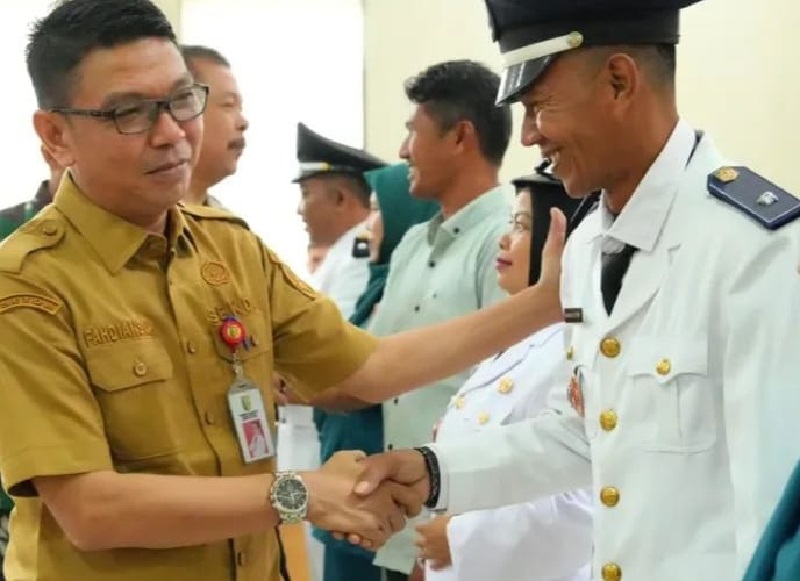 Pj Sekda Kuansing H Fahdiansyah menyalami tiga Pj Kades yang baru dilantik di ruang multimedia Kantor Bupati kuansing, Rabu (23/7/2025).