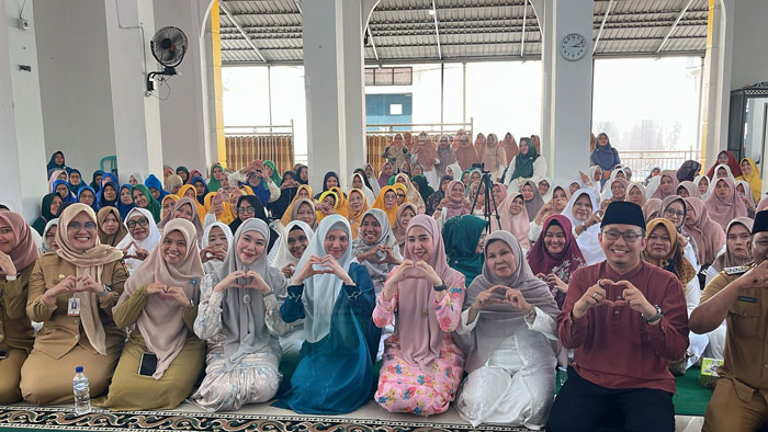 Ketua TP PKK Pekanbaru Sulastri Agung foto bersama Melalui wirid bulanan Forum Ibu-Ibu Pengajian Cinta Pekanbaru (Forcintaku) di Masjid Ikhlas Beramal, Selasa (22/7/2025)