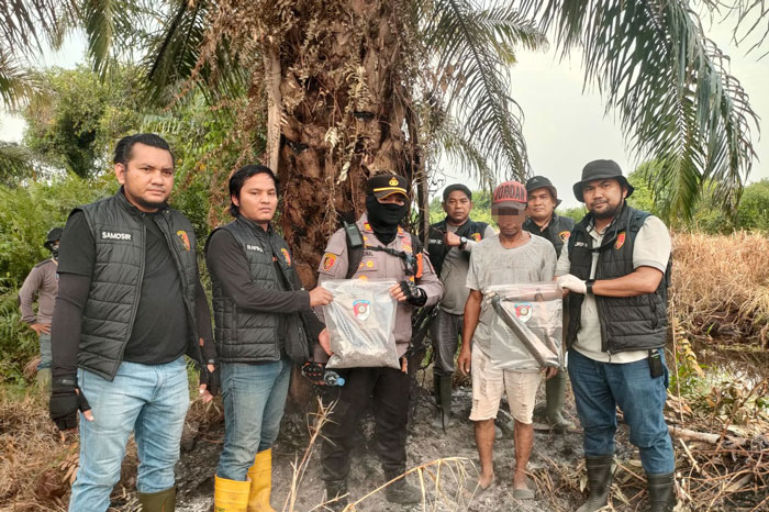 YS (51) saat diamankan tim Polsek Bangko Polres Rohil, baru-baru ini.
