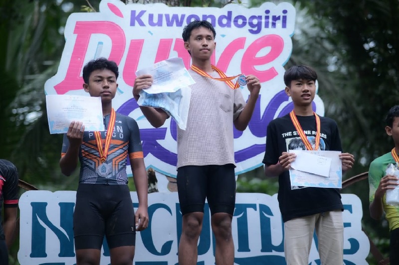 Atlet sepeda Rokan Hilir Imam Awan Riskanda saat menerima medali emas di Kejuaraan Mountain Bike (MTB) Open di Banjarnegara, Jawa Tengah.