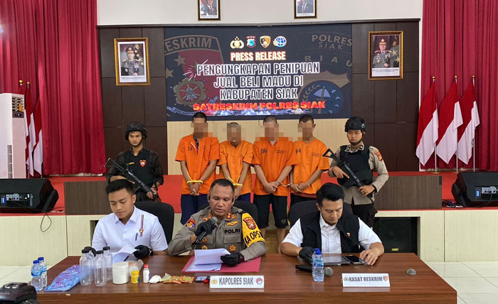 Kapolres Siak AKBP Eka Ariandy Putra, S.H., S.I.K., M.Si saat memimpin ekspos pengungkapan sindikat penipuan berkedok jual beli madu palsu senilai puluhan juta di Mapolres Siak, Rabu (23/7/2025).