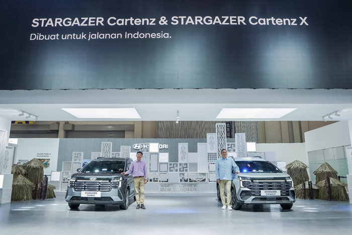 Ju Hun Lee, Presiden Direktur PT Hyundai Motors Indonesia dan Fransiscus Soerjopranoto, Chief Operating Officer dalam peluncuranan STARGAZER Cartenz dan Cartenz X di GIIAS, Rabu (23/7/2025).