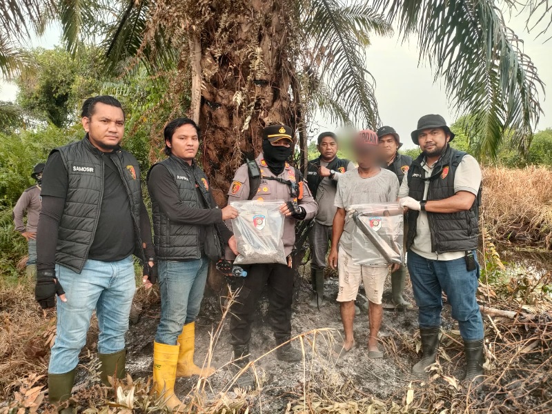 Polisi melakukan olah TKP terkait kasus karhutla di Bagan Punak Meranti, Bangko, baru baru ini.