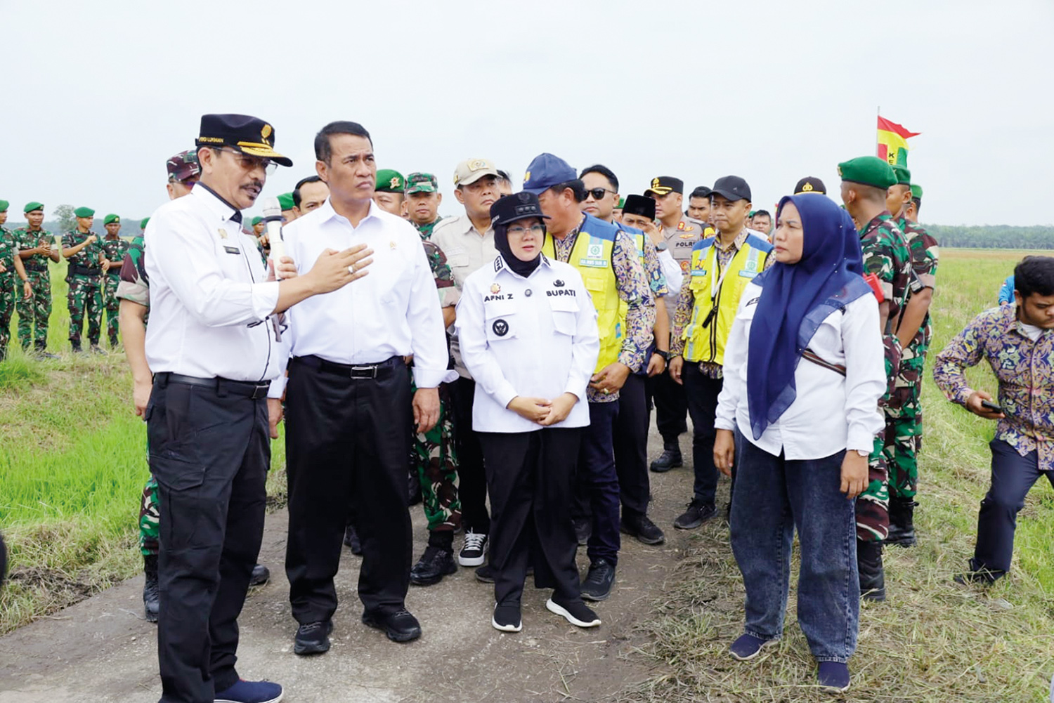Menteri Pertanian Andi Amran Sulaiman didampingi Bupati Siak Afni Zulkifli saat kunjungan kerja di Kampung Sungai Tengah, Kecamatan Sabak Auh, Kabupaten Siak, Rabu (23/7/2025).
