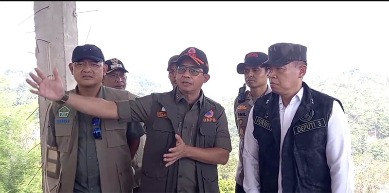 Kepala BNPB Letjen TNI Dr Suharyanto didampingi Bupati Rohul Anton dan Forkopimda memberikan keterangan pers saat meninjau Karhutla di Desa Sialang Jaya Kecamatan Rambah, Kamis (24/7/2025).