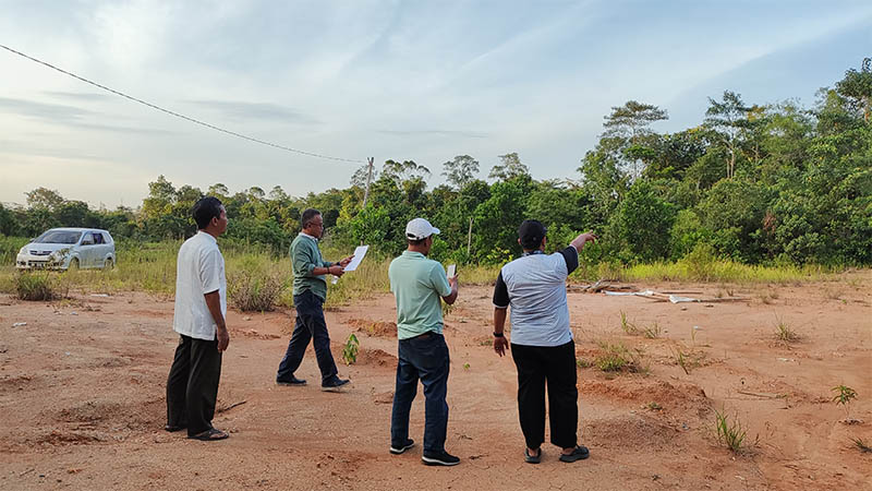 Tim Pemkab Inhu saat melakukan pengecekan lokasi pembangunan sekolah rakyat, baru-baru ini.