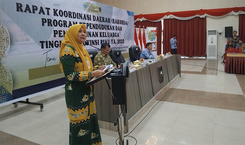 Kepala DP3AKB Provinsi Riau, Fariza saat membuka Rakorda BKKBN Riau
