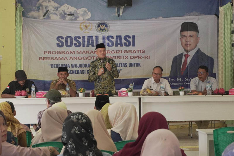 Anggota Komisi IX DPR RI Sahidin memberi penjelasan saat sosialisasi program MBG di Kantor Desa Indrapura, Kecamatan Tapung, Kampar, Riau, Senin (21/7/2025).