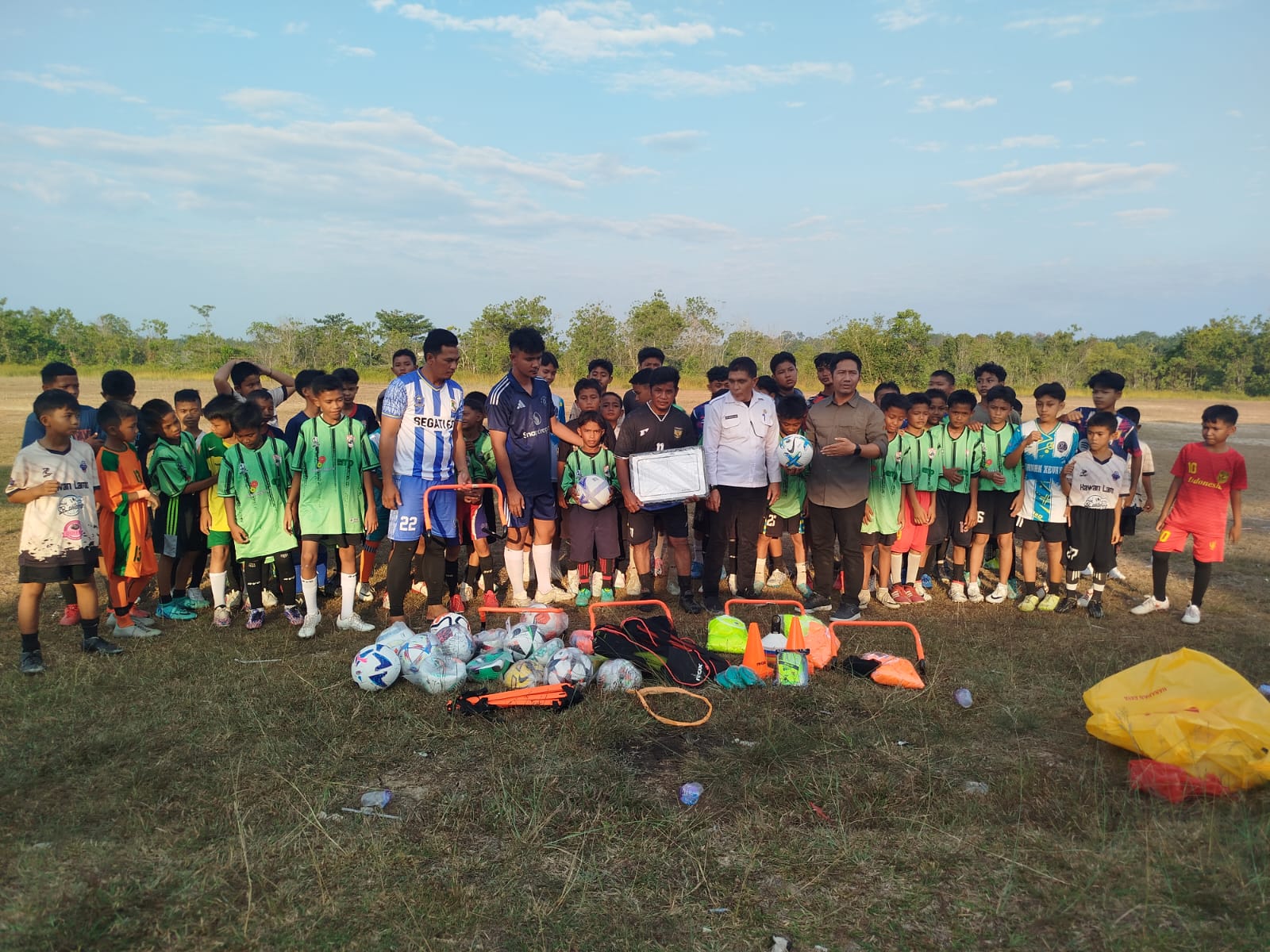 EMP Bentu Limited menyerahkan peralatan latihan sepakbola kepada SSB Kelurahan Langgam di Kecamatan Langgam, Kabupaten Pelalawan.