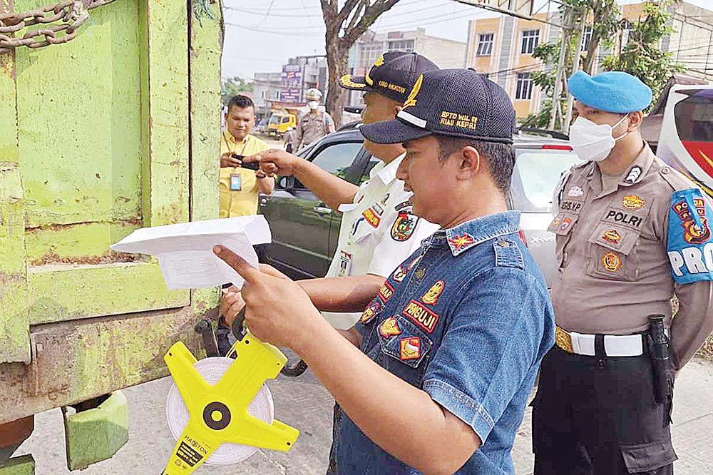 Petugas melakukan pemeriksaan kendaraan saat Operasi Patuh Lancang Kuning 2025 di Jalan Soekarno-Hatta Pekanbaru, Rabu (23/7/2025).