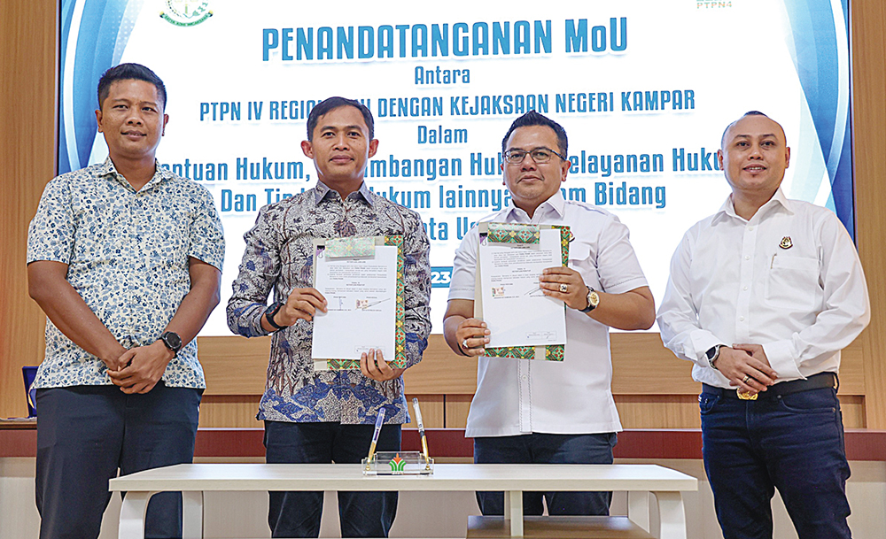 Corporate Secretary and Legal PTPN IV Regional III Andiansyah Hamdani bersama  Kepala Kejaksaan Negeri Kampar Sapta Putra menunjukkan MoU di Bangkinang, Rabu (23/7/2025).