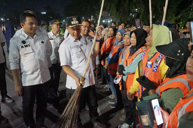 Wako Pekanbaru Agung Nugroho didampingi PJ Sekdako Zulhelmi Arifin dan Plt Kepala DLHK Pekanbaru Reza Aulia Putra melakukan pemeriksaan pasukan saat apel gelar pasukan DLHK Kota Pekanbaru.