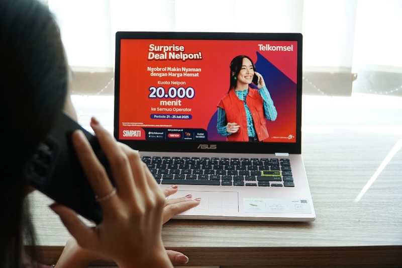 Salah satu pelanggan Telkomsel memperlihatkan promo surprise deal Telkomsel, Kamis (24/7/2025).