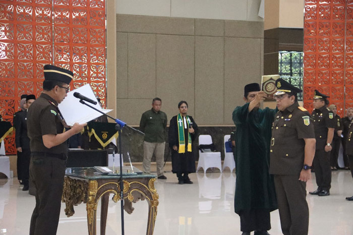 Kajati Riau Akmal Abbas ambil sumpah jabatan sejumlah pejabat dan enam Kajari di Riau, Kamis (24/7/2025).