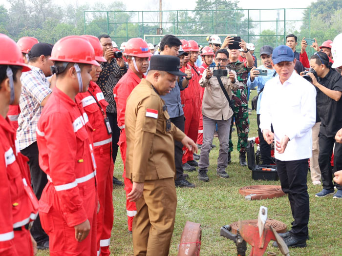Menteri Lingkungan Hidup, Hanif Faisol Nurofiq memimpin apel kesiapsiagaan pengendalian Karhutla di Perkantoran PT Pertamina Hulu Rokan (PHR), Pekanbaru, Riau, Kamis (24/7/2025).