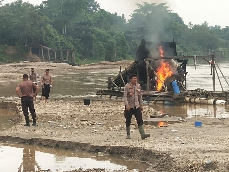 Polsek Kuantan Tengah melakukan penertiban PETI di kawasan Desa Muara-Koto Sentajo, Kecamatan Sentajo Raya, Rabu (23/7/2025) siang.