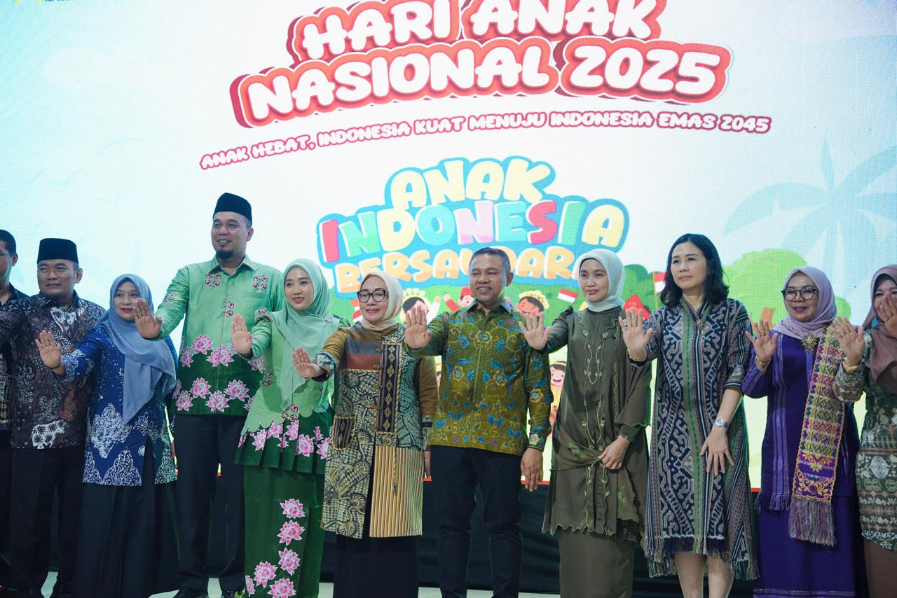 Gubernur Riau Abdul Wahid foto bersama Menteri Pemberdayaan Perempuan dan Perlindungan Anak Arifah Fauzi saat peringatan Hari Anak Nasional 2025 di Gedung Dang Purnama, Rengat,