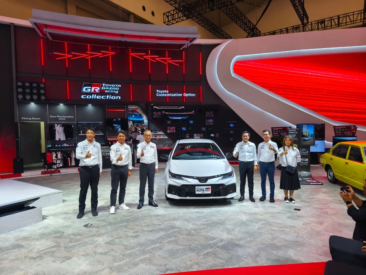 President Director PT Toyota-Astra Motor Hiroyuki Ueda bersama para petinggi dan jajaran memperkenalkan Corolla Altis HEV GR Sport di GIIAS 2025, Kamis (24/7/2025).