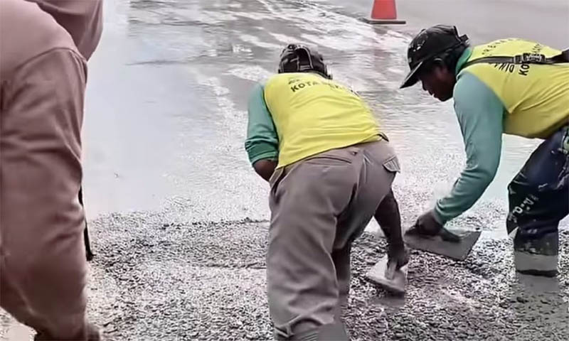 Pekerjaan perbaikan jalan di Jalan Dharma Bakti yang dilakukan Dinas PUPR Kota Pekanbaru baru-baru ini.