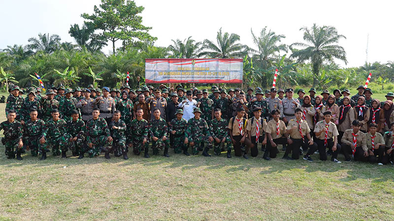 Sekdakab Rohil H Fauzi Efrizal, Kasiter Kasrem 031/WB Kolonel Inf Wahyu N Nugroho SE MSi, Wakil Ketua DPRD Basiran Nur Efendi, Dandim 0321 Letkol Inf Diki Apriyadi, foto bersama usai pembukaan TMMD.