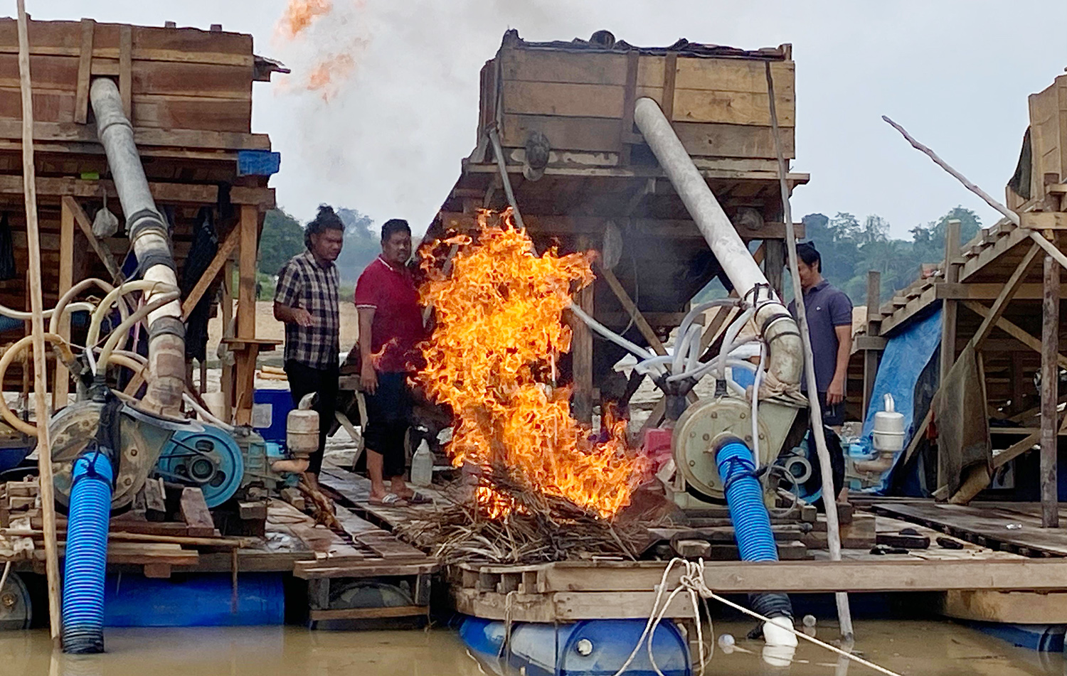 Polsek Cerenti memusnahkan tiga unit rakit PETI di Desa Pulau Bayur, Cerenti dengan cara dibakar, Kamis (24/7/2025).