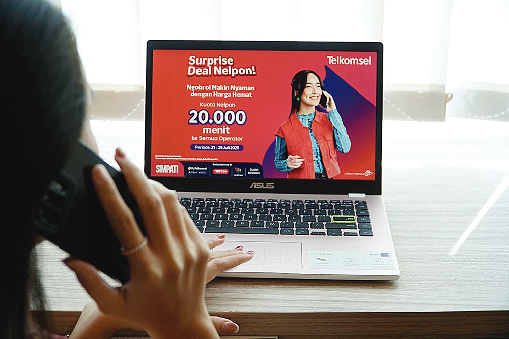 Salah satu pelanggan Telkomsel memperlihatkan promo Surprise Deal Telkomsel, Kamis (24/7/2025).