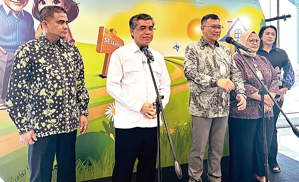 Menaker Yassierli membuka acara seminar terkait Jaminan Pensiun 1 Dasawarsa di Plaza BPJamsostek, Jakarta, Kamis (24/7/2025).