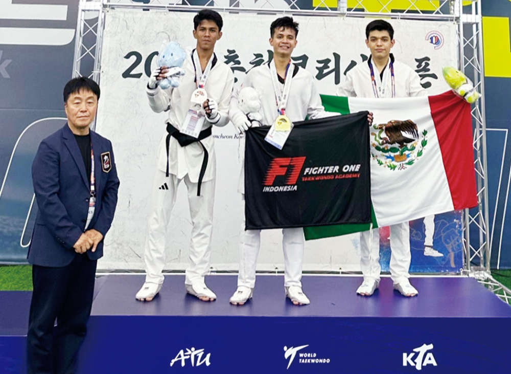 uhammad Iqbal Putra Jonasti (tengah) saat menaiki podium pada Kejuaraan Dunia 2025 Chuncheon Korea  Open International Taekwondo Championship, di Korea Selatan, pada 20 Juli 2025.