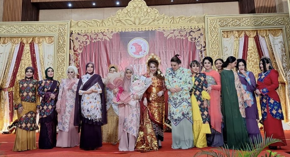 Fashion Show Batik Kiambang Bertaut by Syarifah Aida memukau penonton pada Pergelaran Budaya Wanita Filantropi Indonesia (WFI) di Hotel Manhattan Jakarta, Kamis (24/7/2025).