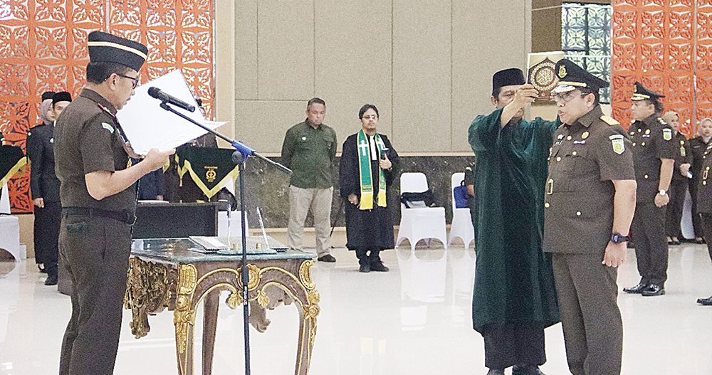 Kajati Riau Akmal Abbas mengambil sumpah jabatan enam Kajari di Riau, bertempat di Kantor Kejati Riau, Kamis (24/7/2025).