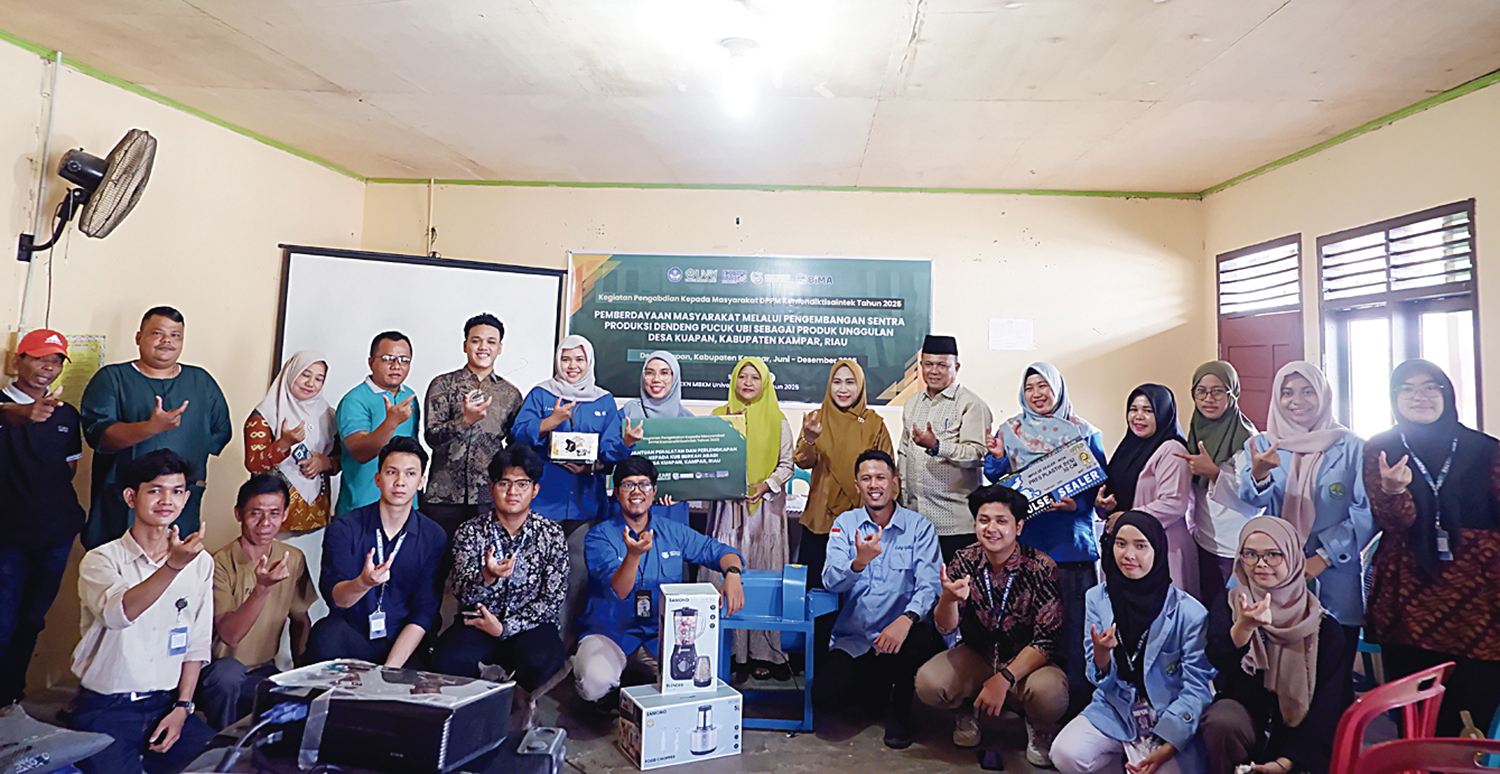 Dosen tim pengabdian Unri foto bersama dengan Pemerintah Desa Kuapan, Kecamatan Tambang, Kabupaten Kampar usai pelatihan, Rabu (23/7/2025).