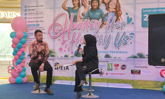 Suasana Edukasi kesehatan rangkaian HUT RS Awal Bros ke-27 tahun di Mal Ciputra Seraya Pekanbaru, Jumat (25/7/2025)