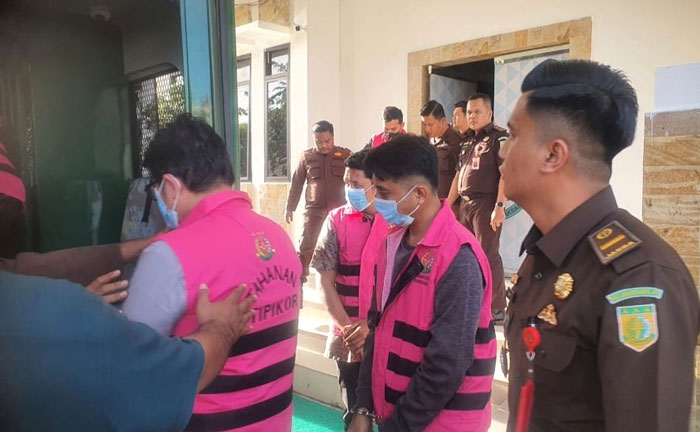 Kejaksaan menahan lima tersangka kasus dugaan korupsi dana KUR BNI Kantor Cabang Bangkinang, belum lama ini.