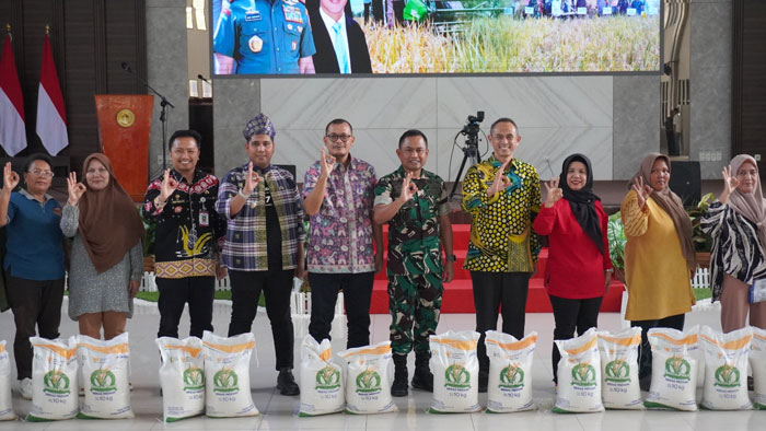 Perum Bulog Kanwil Riau dan Kepri bersama TNI melakukan penyaluran bantuan pangan (Banpang) dan beras SPHP di Pekanbaru belum lama ini.